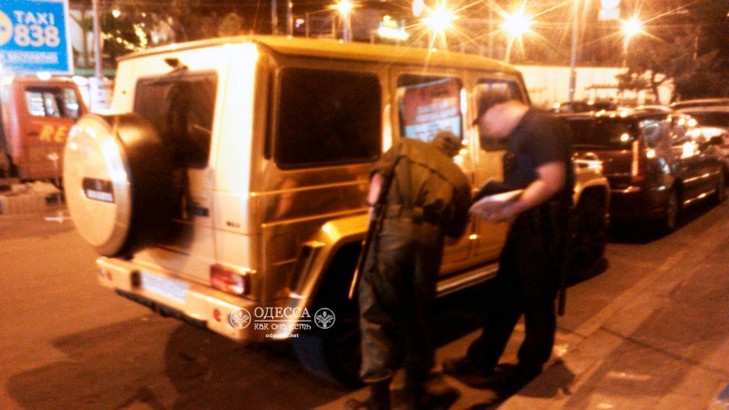 В Одесі поліція евакуювала позолочений "гелік" за неправильне паркування - фото 3