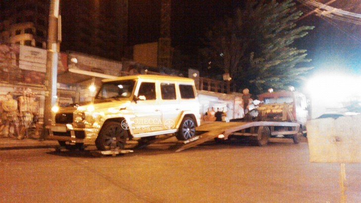 В Одесі поліція евакуювала позолочений "гелік" за неправильне паркування - фото 2