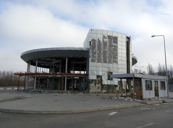 Донецькі руїни: автовокзал "Західний" перетворився на згарище та смітник (ФОТО) - фото 4