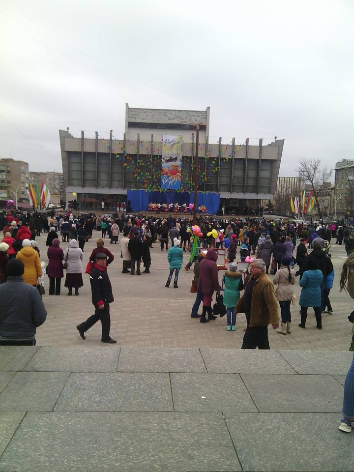 Масляна в окупованому Луганську: як напівоголені чоловіки залазили на жердину (ФОТО) - фото 1