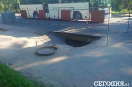 Київ "пішов під землю": на тротуарі знову провалився асфальт - фото 1