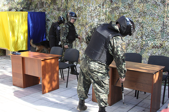 Вінницькі міліціонери виявили вибуховий пристрій на виборчій дільниці та знешкодили його  - фото 2