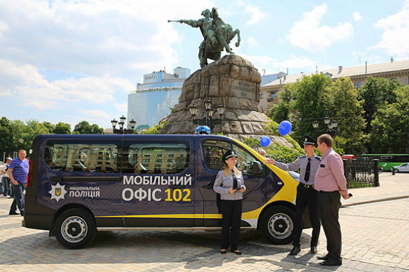 Вулицями Києва почали їздити мобільні офіси поліції  - фото 1