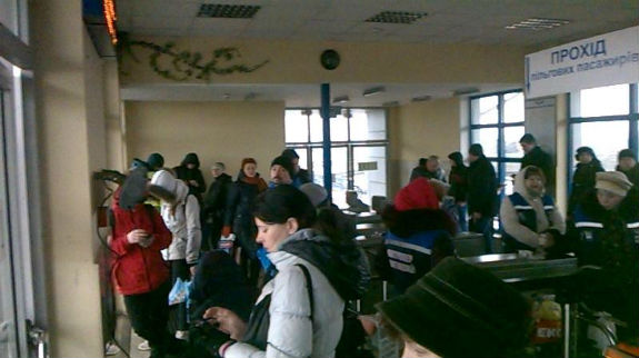 Пасажирів міської електрички Києва змушують стояти в очікуванні потягів  - фото 1