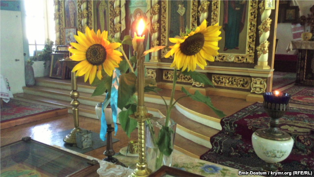 В окупованому Криму зі сльозами молилися за Україну - фото 3