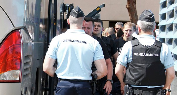 Поліція в Тулузі перевіряє російських фанатів і їх телефони - фото 1
