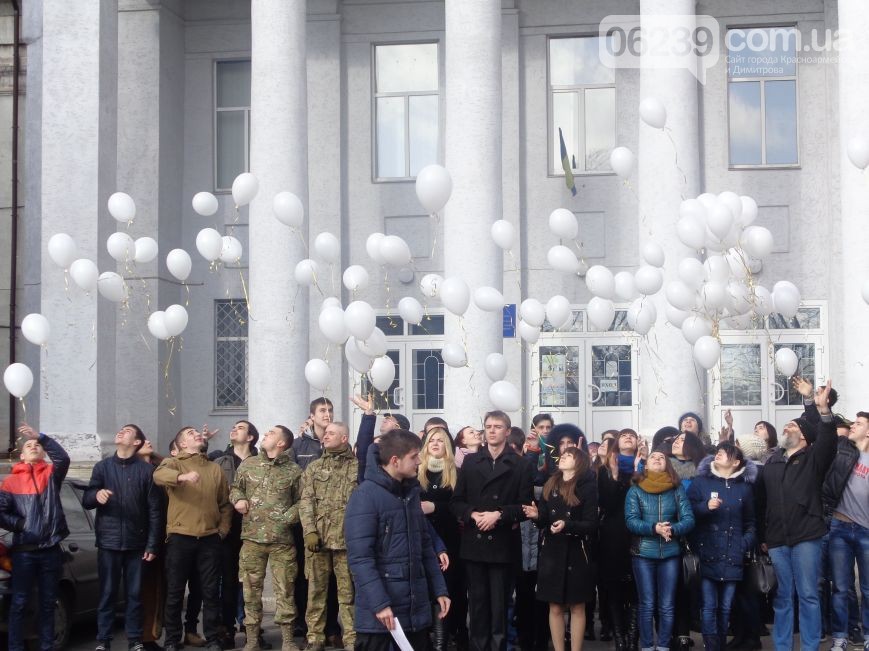 Сто повітряних кульок: студенти Донеччини вшанували героїв Небесної сотні (ФОТО) - фото 1