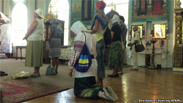 В окупованому Криму зі сльозами молилися за Україну - фото 1