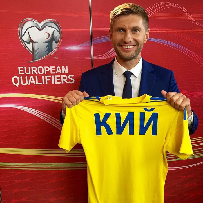 Екс-гравець збірної України отримав іменну футболку для сина - фото 1