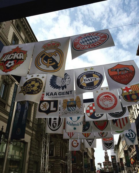 Як у Мілані вивісили емблеми "Динамо" та "Шахтаря" - фото 1