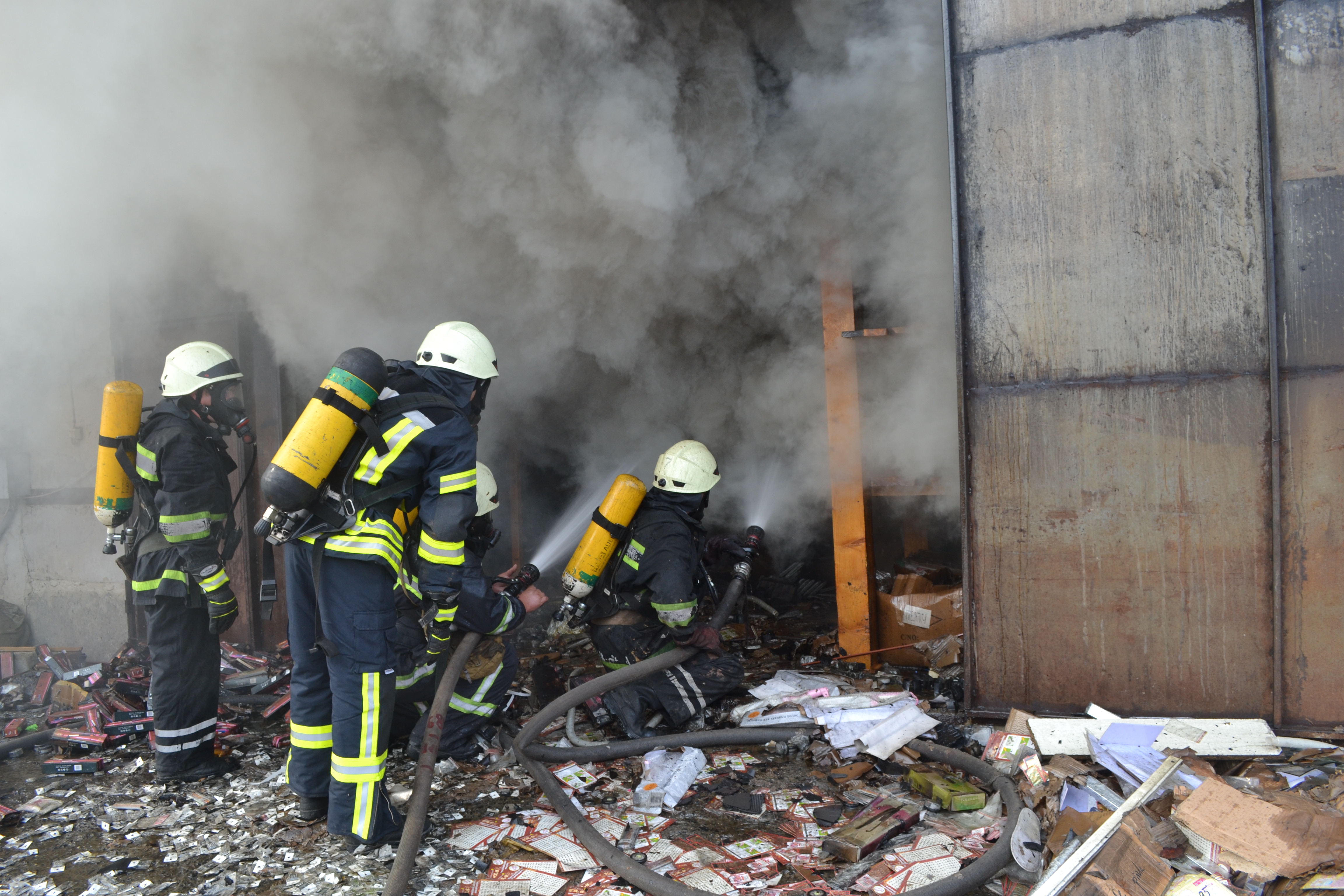 На Одещині сталася пожежа: палав склад - фото 2