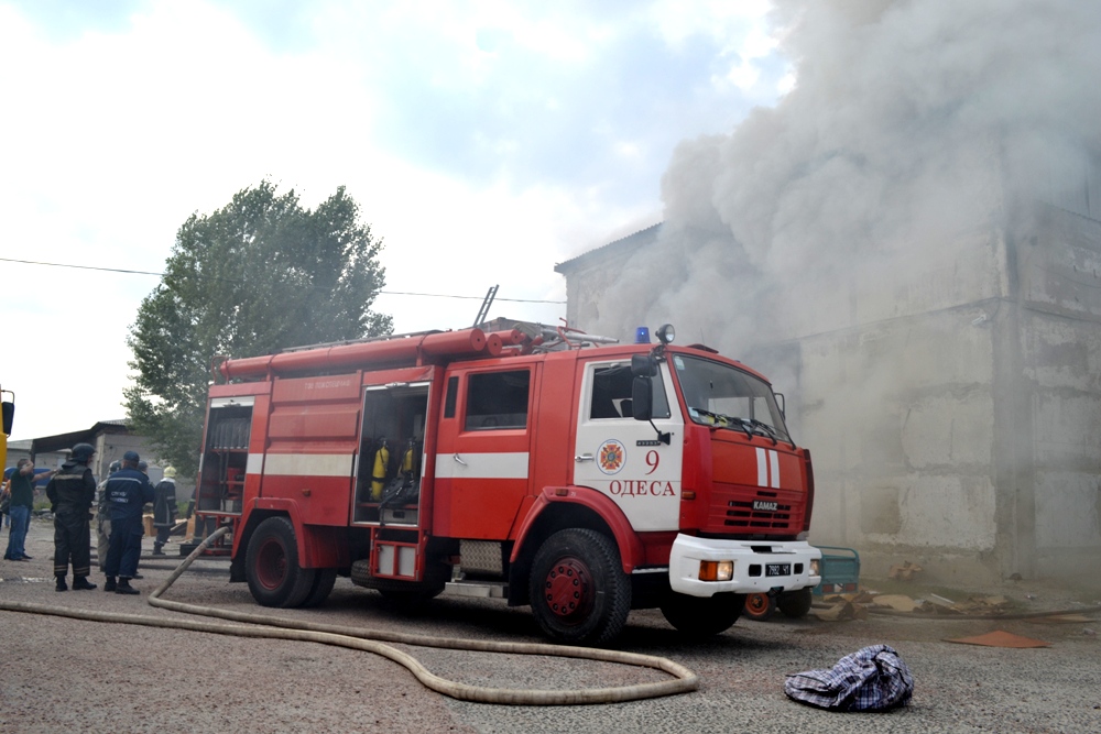 На Одещині сталася пожежа: палав склад - фото 1