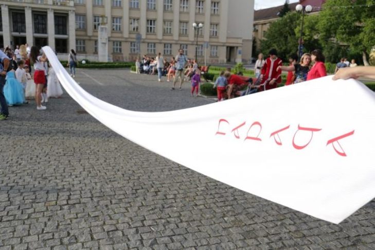 Новий рекорд: В Ужгороді наречений вдягнув найдовшу краватку в Україні - фото 5