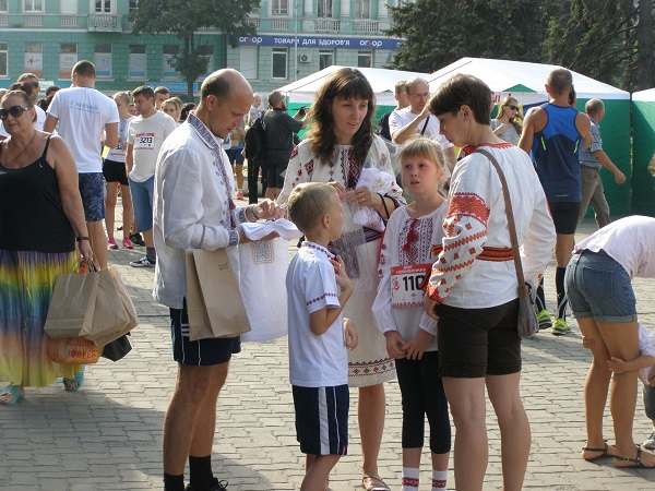 У Дніпрі День Незалежності України зустріли забігом у вишиванках - фото 2