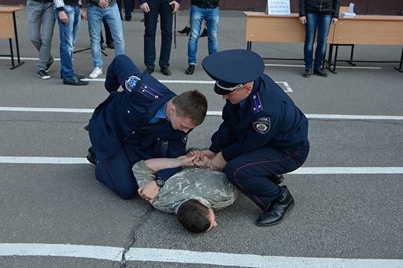 Дніпропетровських міліціянтів навчали "заламувати" порушників на виборчих дільницях - фото 1