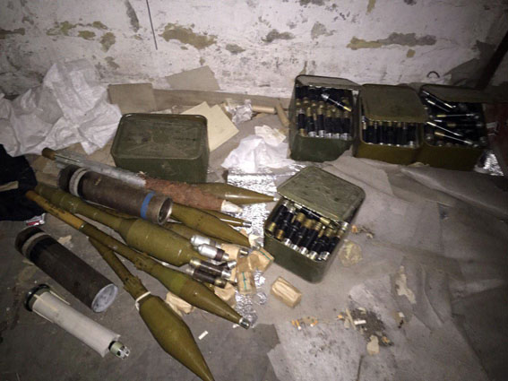 Мешканець Мар'їнки зберігав у будинку гранати, боєприпаси та патрони: фото - фото 4