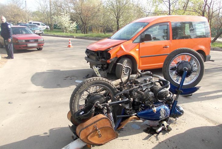 На Полтавщині мотоцикл не розминувся з "Фольксвагеном" - фото 1