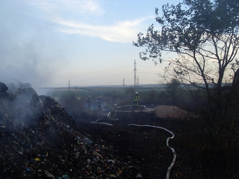 Поблизу передової на Донеччині загорілося сміттєзвалище (ФОТО) - фото 1