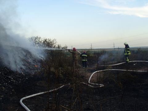 Поблизу передової на Донеччині загорілося сміттєзвалище (ФОТО) - фото 2
