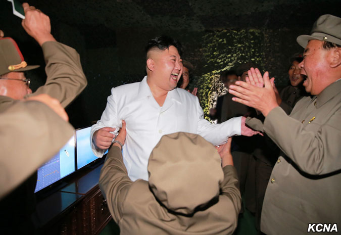 Як лідер КНДР весь у білому казився з військовими  - фото 1
