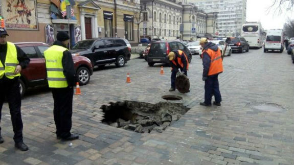 Через провал бруківки рух транспорту в центрі Києва обмежили - фото 1