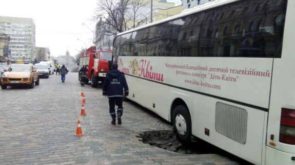 Через провал бруківки рух транспорту в центрі Києва обмежили - фото 2