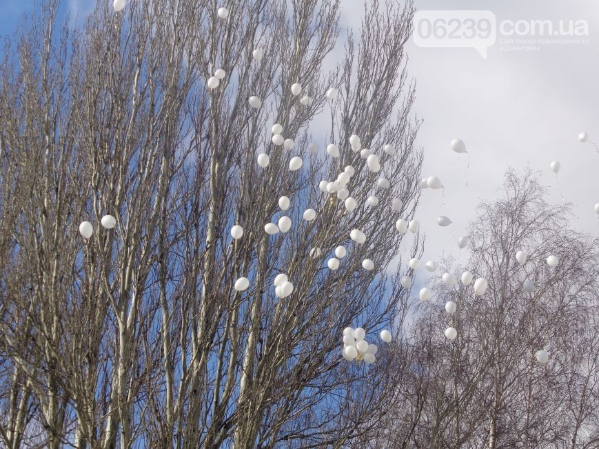 Сто повітряних кульок: студенти Донеччини вшанували героїв Небесної сотні (ФОТО) - фото 2