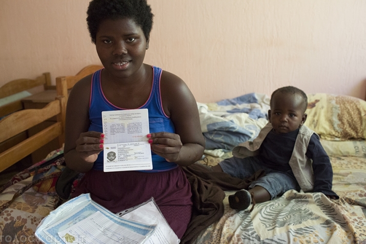 Малий африканець, мама якого жебракувала в Ужгороді, став громадянином України - фото 1