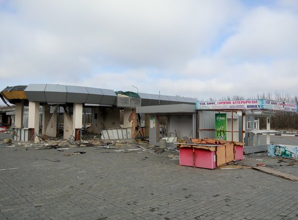 Донецькі руїни: автовокзал "Західний" перетворився на згарище та смітник (ФОТО) - фото 2