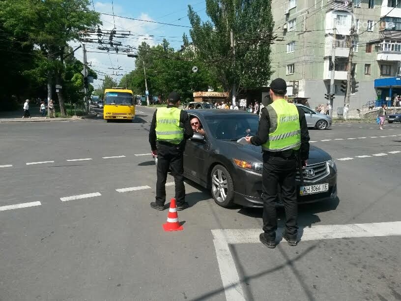 Стали відомі подробиці перестрілки у Маріуполі: поранено поліцейського (ФОТО) - фото 1