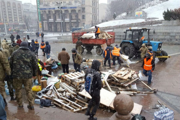 На Майдані сталася бійка: розібрали останній намет  - фото 2