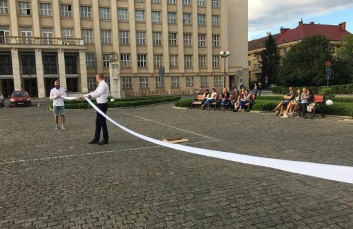 Новий рекорд: В Ужгороді наречений вдягнув найдовшу краватку в Україні - фото 1