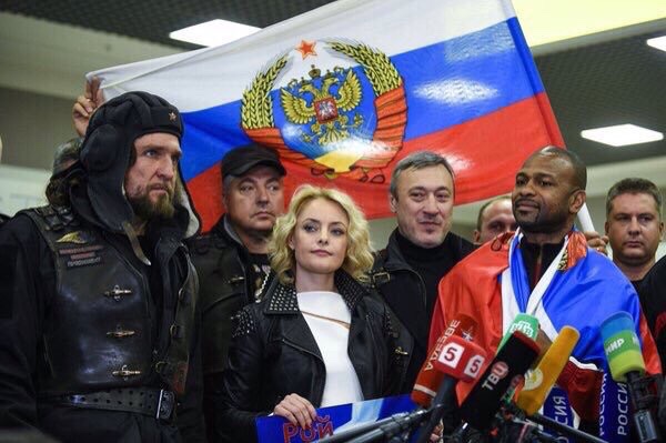 Улюбленого байкера Путіна звинуватили у нарузі над прапором Росії - фото 1