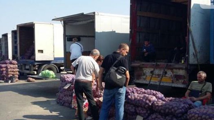 Фури з овочами, які не пустили до Криму, рушили в Одесу  - фото 1