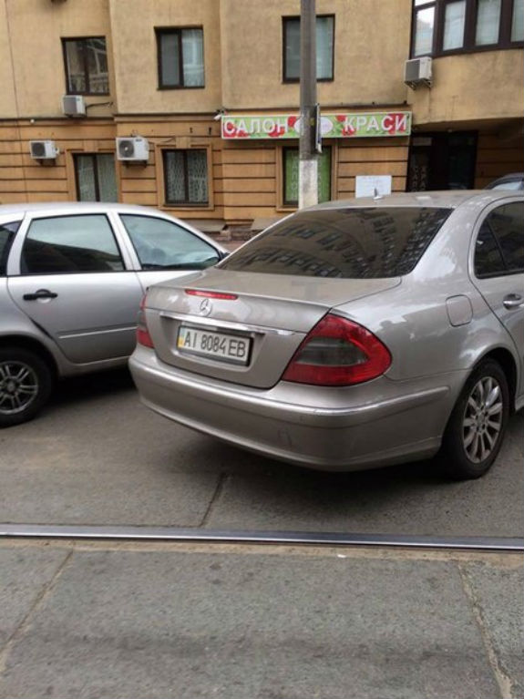 Лауреат премії "Паркуюсь, як мудак", зупинив у Києві десятки трамваїв   - фото 1