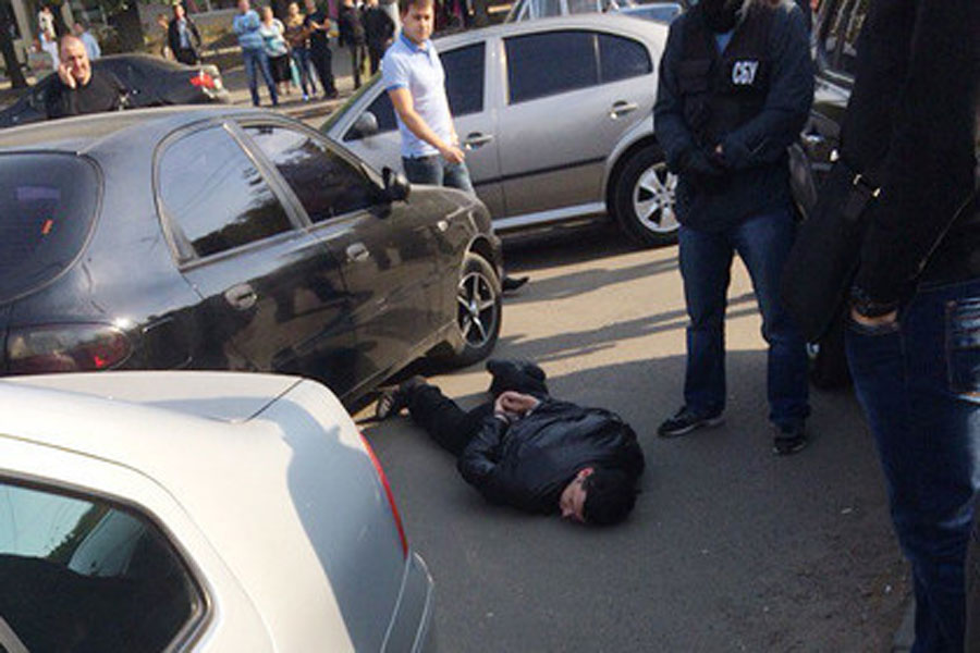 У Харкові біля метро спецпризначенці затримали хабарників, - соцмережі  - фото 2