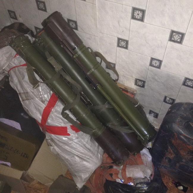 Поблизу Авдіївки викрили схрон з російським гранатометом та сухпайком (ФОТО) - фото 6
