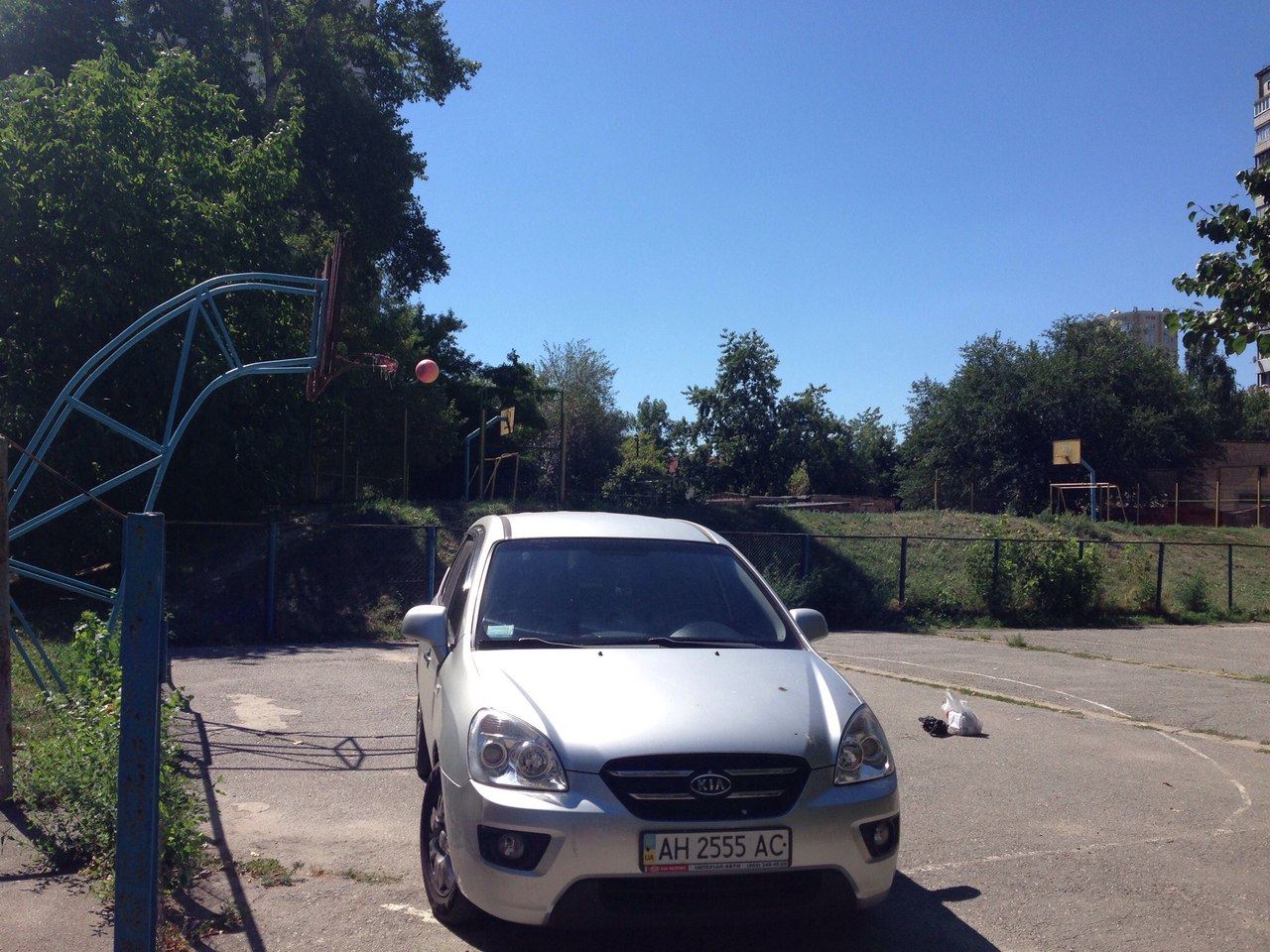 Увійшов у гру: киянин припаркувався на баскетбольному майданчику (ФОТО) - фото 1