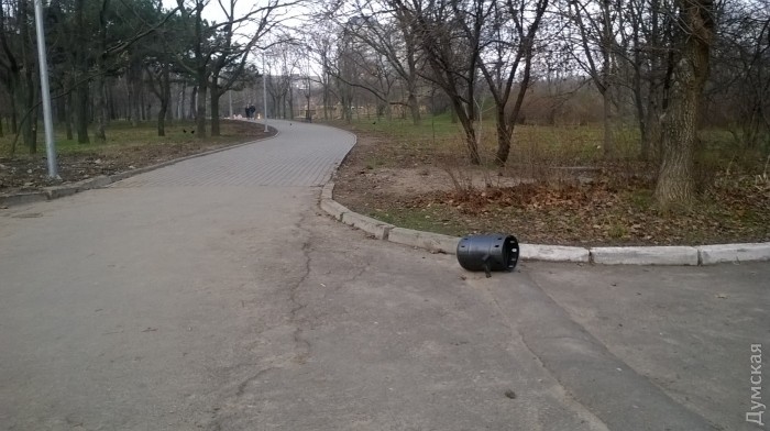 Вандали знищують парк Перемоги в Одесі - фото 2