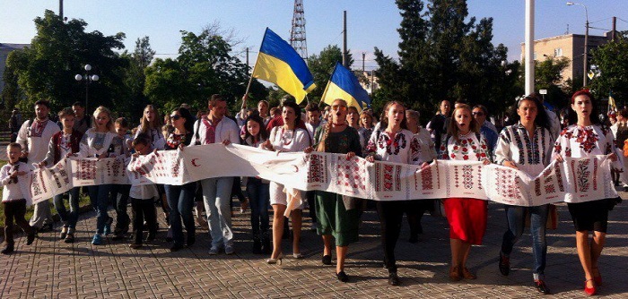 Більше 500 людей пройшли Сєвєродонецьком у параді вишиванок (ФОТО)  - фото 3
