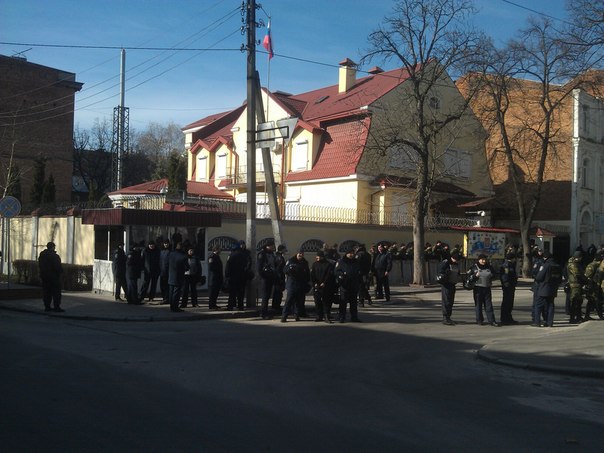 У Харкові під російським консульством гвардійці зі щитами - фото 1