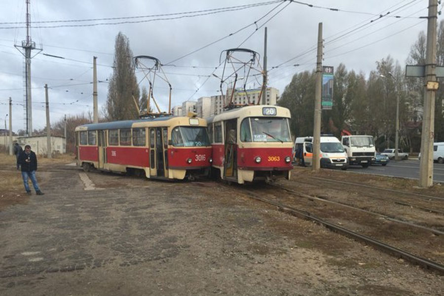 "Трамвайний ранок" у Харкові: два зіткнулись, ще один "дрифтанув"  - фото 1