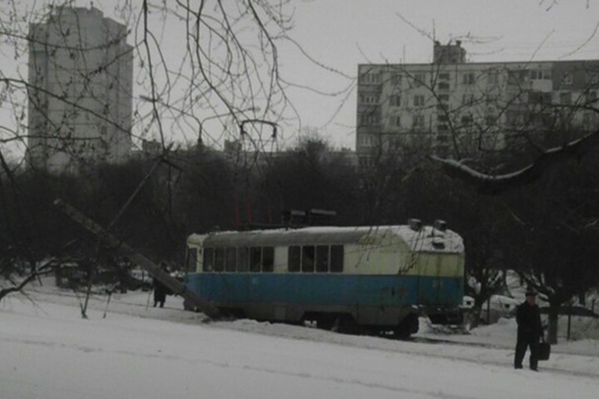 У Харкові трамвай зніс стовп  - фото 3