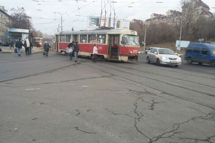 "Трамвайний ранок" у Харкові: два зіткнулись, ще один "дрифтанув"  - фото 2