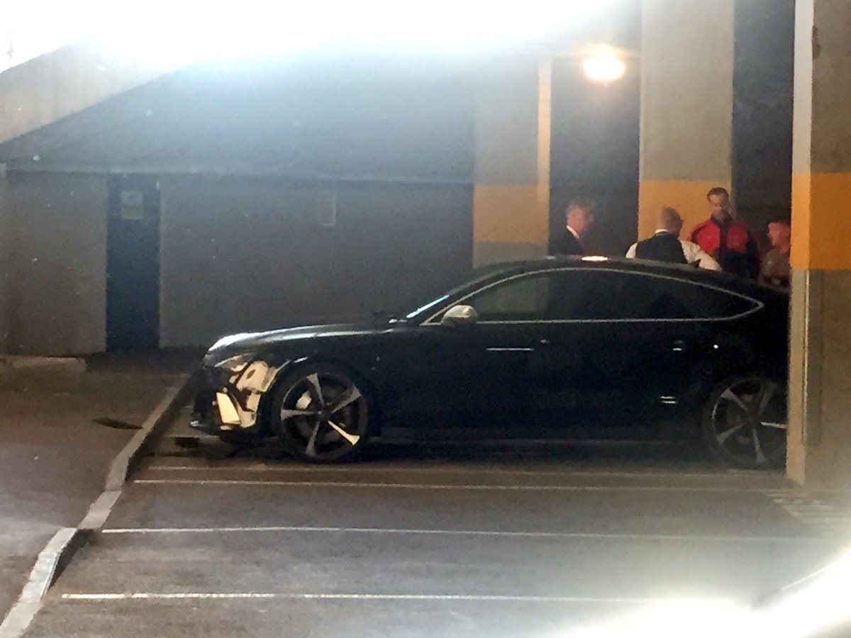 Голкіпер "Арсеналу" Чех після невдалого матчу розбив дороге авто - фото 1