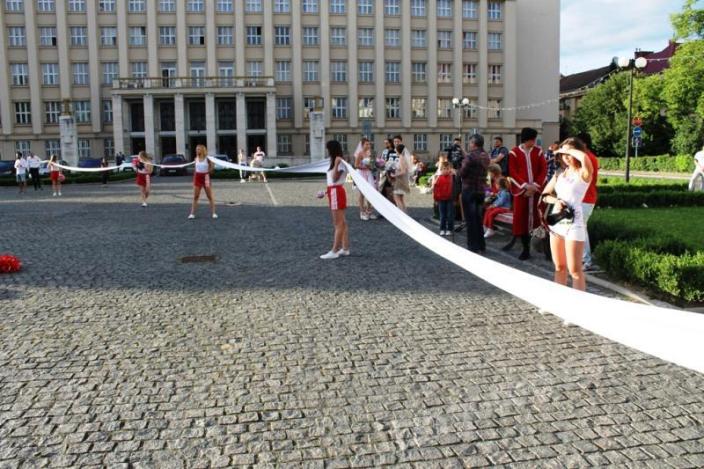 Новий рекорд: В Ужгороді наречений вдягнув найдовшу краватку в Україні - фото 2