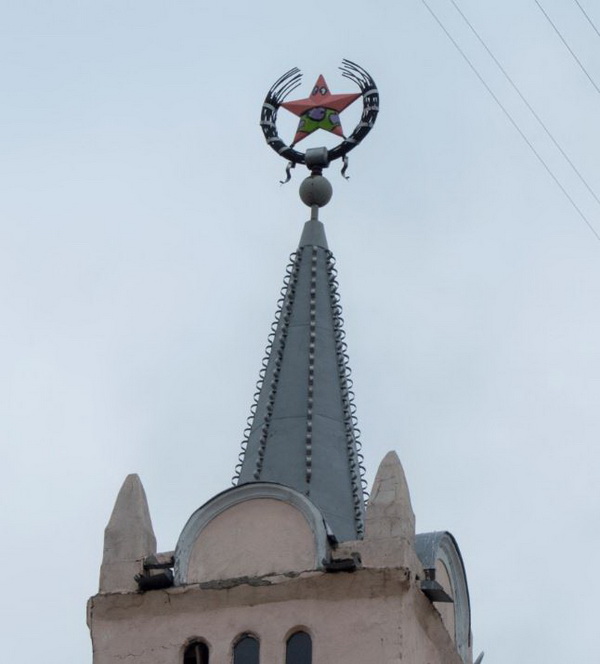 У Воронежі руфери перетворили радянську зірку на героя зі "Губки Боба" - фото 1
