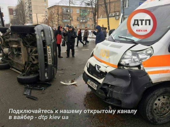 У Києві "швидка" перекинула "Ниву" під час ДТП - фото 1