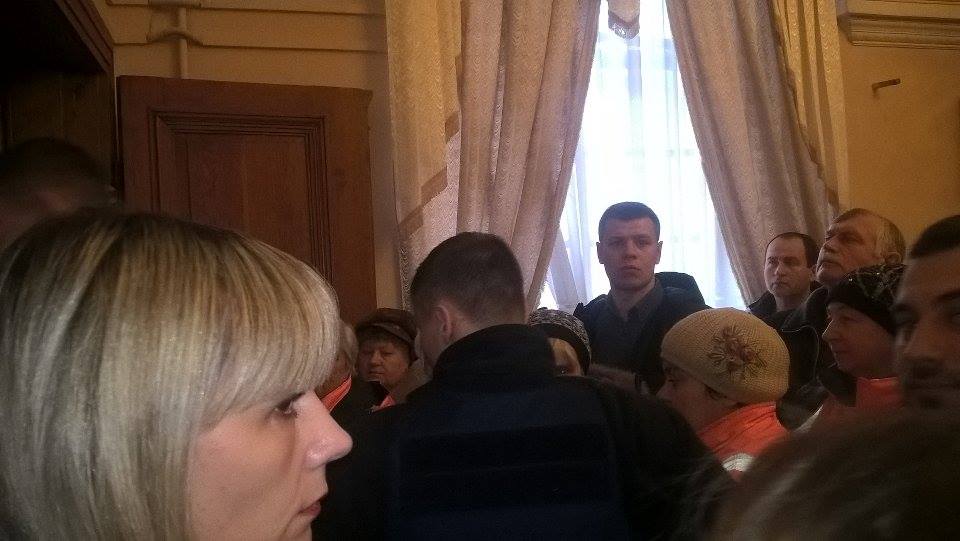 Групі  поліцейських вдалося зайти у сесійний зал Львівської міськради (ФОТО) - фото 1