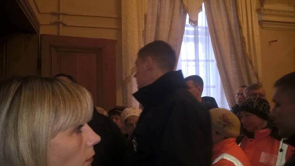 Групі  поліцейських вдалося зайти у сесійний зал Львівської міськради (ФОТО) - фото 2